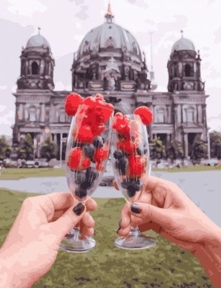 Картина по номерам «Ягодный бокал на фоне Берлинского Собора»