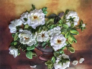 Вышивка лентами «Белые розы»