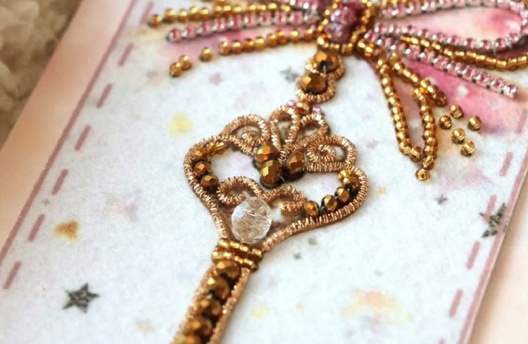 Набор для вышивания хрустальными бусинами открытка-конверт «Золотой ключик» — картинка 2