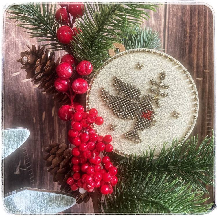 Комплект основ для вышивания новогодних игрушек «Ангел + голубь (ореховый/кремовый)» — картинка 3