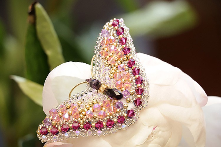 Вышивка Образа в каменьях «Фуксия» (брошь) с кристаллами Сваровски — картинка 3