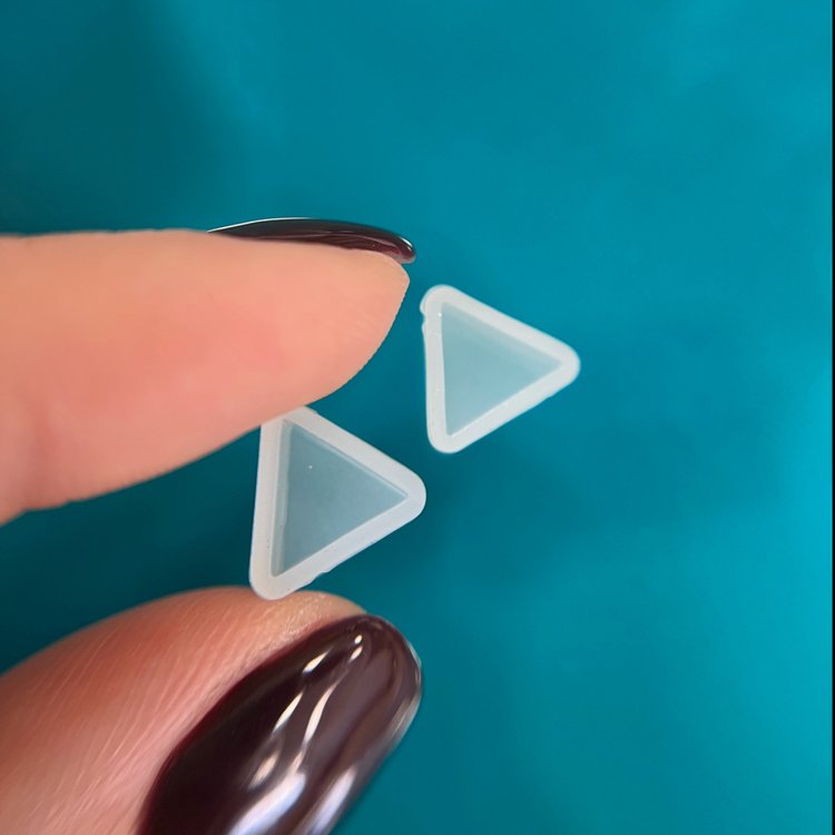 Силиконовый молд для сережек-гвоздиков «треугольник», 2 шт. — картинка 2