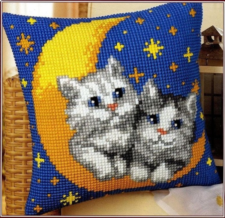 Набор для вышивания «Подушка. Котята на луне»