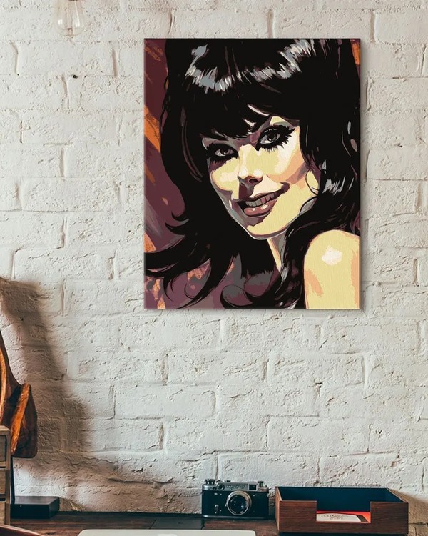 Картина по номерам «Прекрасная Кассандра Петерсон, постер в стиле 60-х» — картинка 3