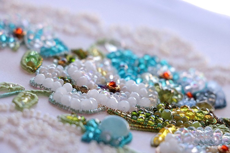 Набор для вышивания хрустальными бусинами «Цветочное кружево. Анютины глазки» — картинка 2