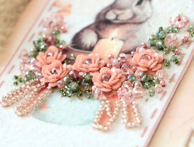 Набор для вышивания хрустальными бусинами открытка-конверт «Зайчик с цветами» — картинка 2