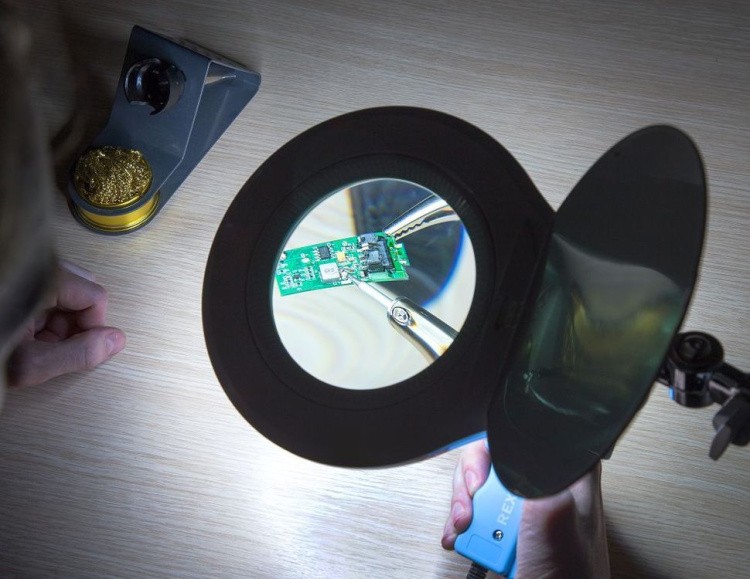 Лупа на струбцине круглая 5D с подсветкой 90LED, черная, REXANT — картинка 4