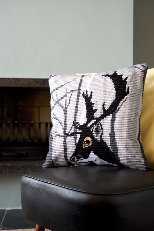Набор для вышивания «Подушка. Олень Хьюго» — картинка 2