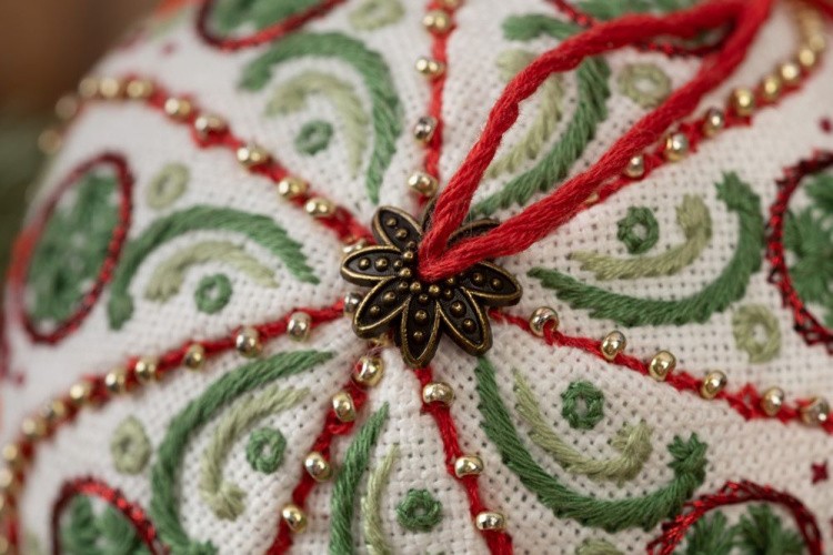 Набор для вышивания «Новогодняя игрушка. Рождественские узоры» — картинка 5