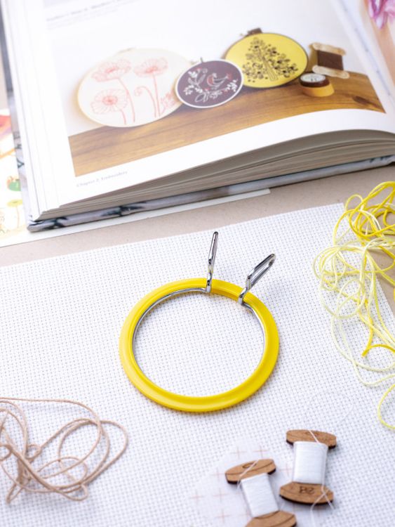 Пяльцы пружинные, диаметр 5,8 см, h-5, цвет: желтый, Nurge — картинка 3