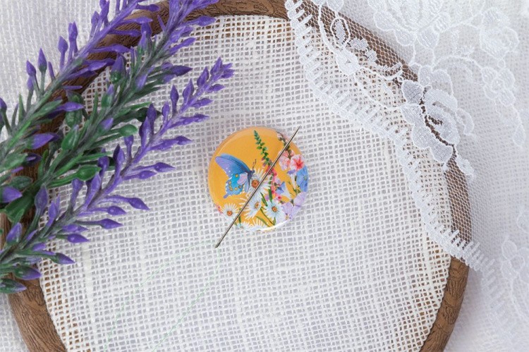 Игольница-магнит «Бабочка в цветах» — картинка 3