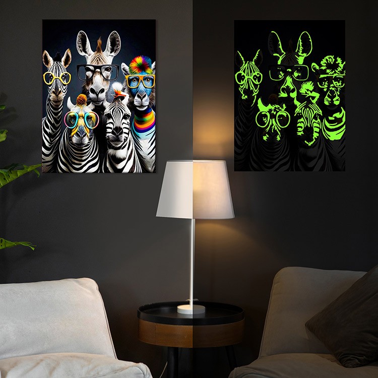 Картина по номерам Черный холст со светящейся краской «Полосатая компания» — картинка 3