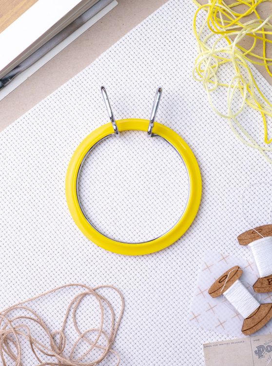 Пяльцы пружинные, диаметр 5,8 см, h-5, цвет: желтый, Nurge — картинка 4