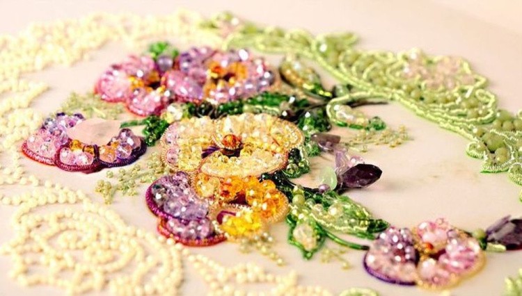 Набор для вышивания хрустальными бусинами «Цветочное кружево. Виолы» — картинка 3