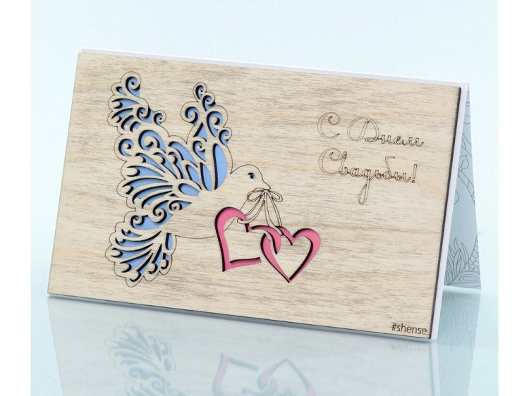Деревянная открытка «Голубь и сердца»