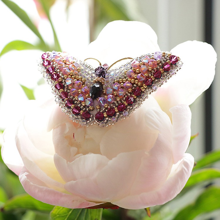 Вышивка Образа в каменьях «Фуксия» (брошь) с кристаллами Сваровски — картинка 2