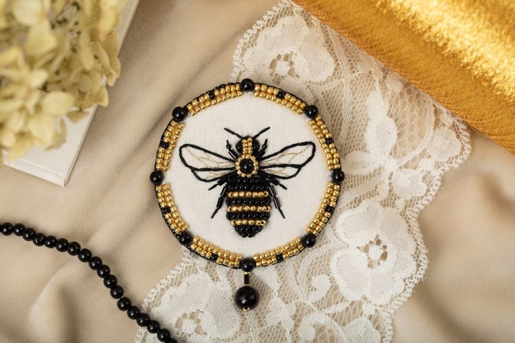 Набор для вышивания «Брошь. Пчела» — картинка 3