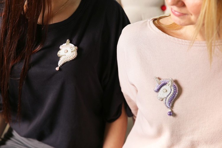 Набор вышивки бисером «Брошь. Фиолетовый единорог» — картинка 3