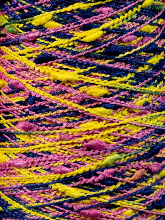 Пряжа бобинная OnlyWe Узелковый люрекс (шишибрики) (Y14), тёмно-синий с оранжевыми, розовыми и жёлтыми узелками, 1 шт., 50 г — картинка 2