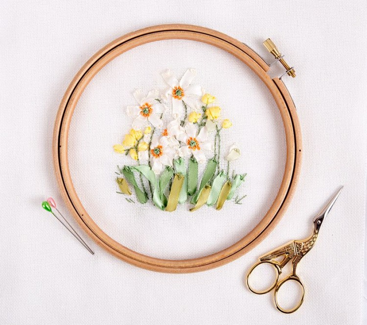 Вышивка лентами «Нарциссы и лютики» — картинка 2