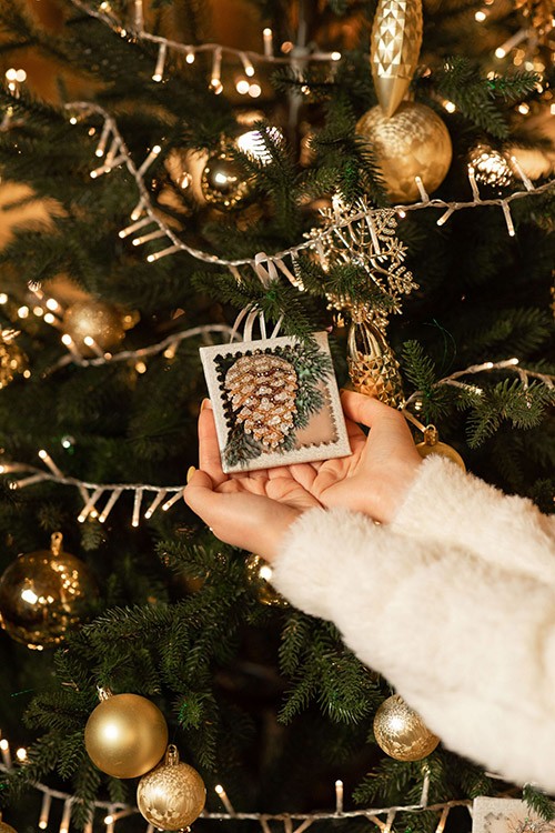 Вышивка Образа в каменьях «Шишка» (магнит) — картинка 2