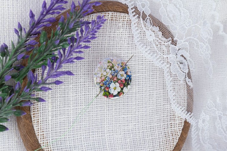 Игольница-магнит «Цветы на канве» — картинка 3