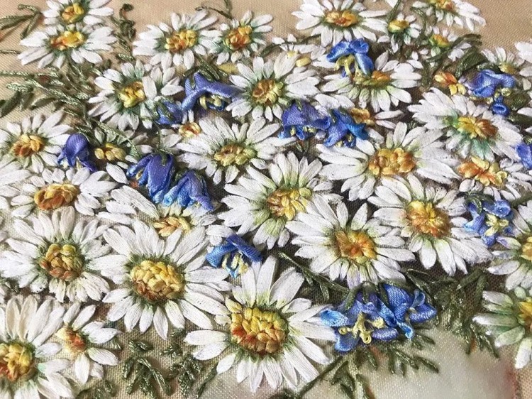 Вышивка лентами «Ромашки и колокольчики» — картинка 3