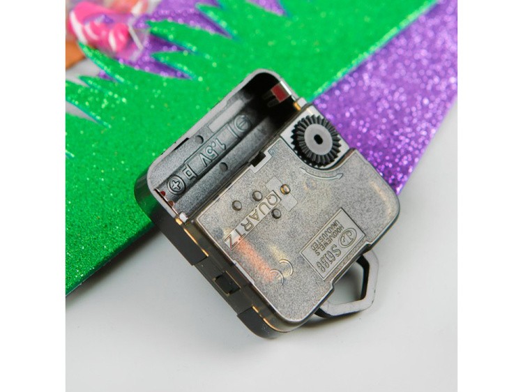 Часы из фоамирана «Зайка в лейке» — картинка 4