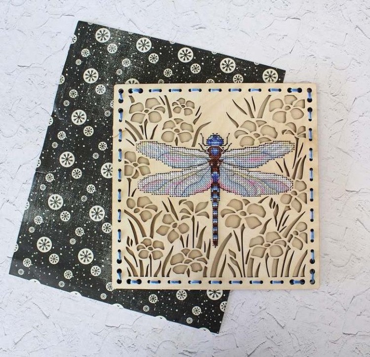 Набор для вышивания «Среди цветов» — картинка 2