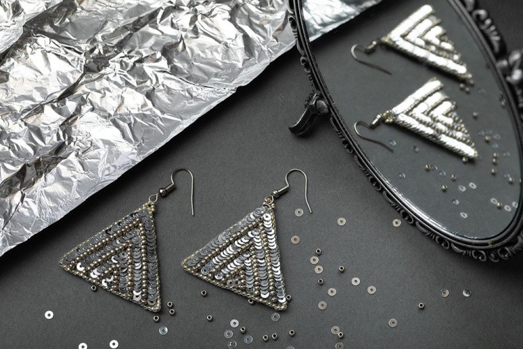 Набор для вышивания «Серьги треугольные. Серебряный орнамент» — картинка 3