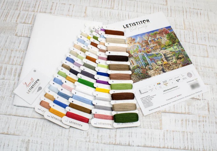 Набор для вышивания «На заднем дворе» — картинка 2