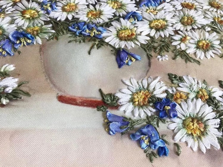 Вышивка лентами «Ромашки и колокольчики» — картинка 2