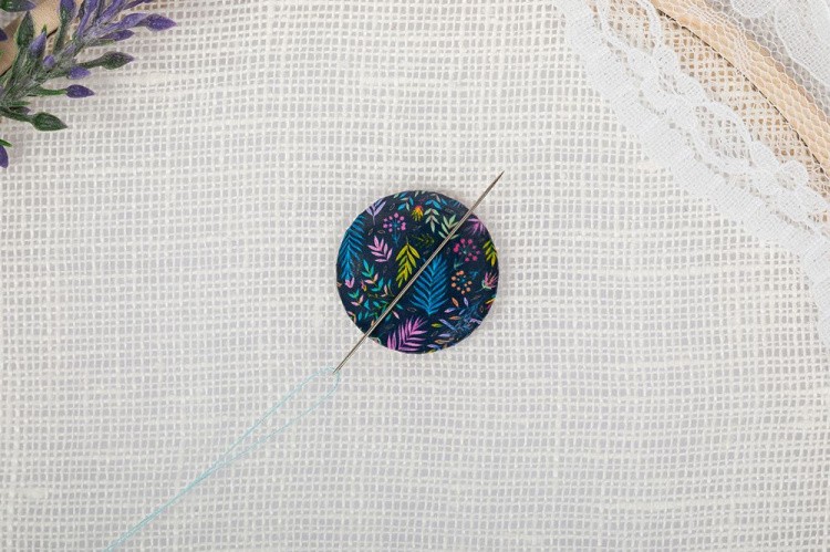 Игольница-магнит «Яркие перья» — картинка 3