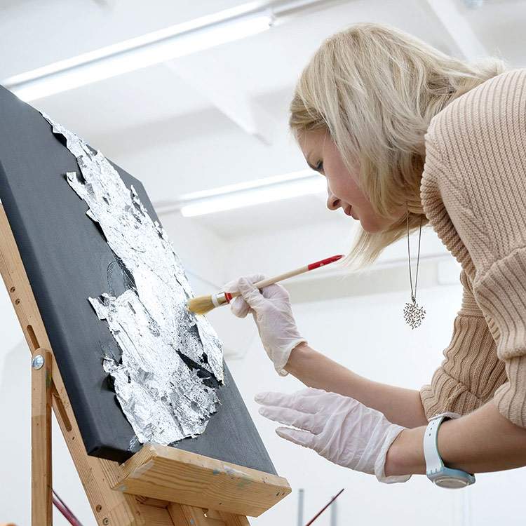 Картина по номерам с поталью платина «Блондинка на мотоцикле» — картинка 5