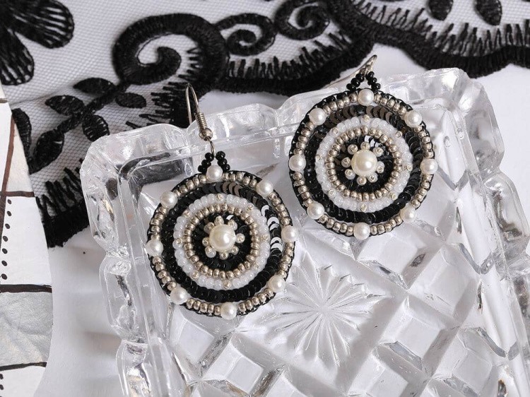 Набор для вышивания «Серьги круглые. Черно-белый орнамент» — картинка 3