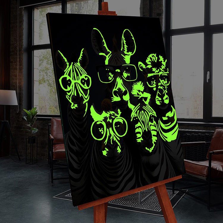 Картина по номерам Черный холст со светящейся краской «Полосатая компания» — картинка 2